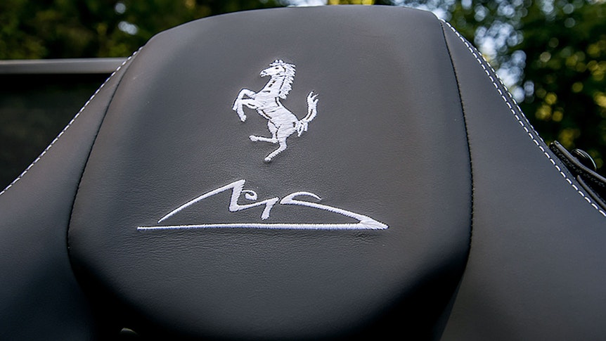 MS- und Ferrari-Logo auf dem Sitz von Michael Schumachers altem Ferrari Cailornia