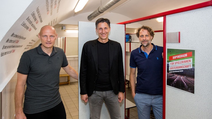 Matthias Heidrich, Christian Keller und Carsten Schiel posieren im Kölner Nachwuchsleistungszentrum.