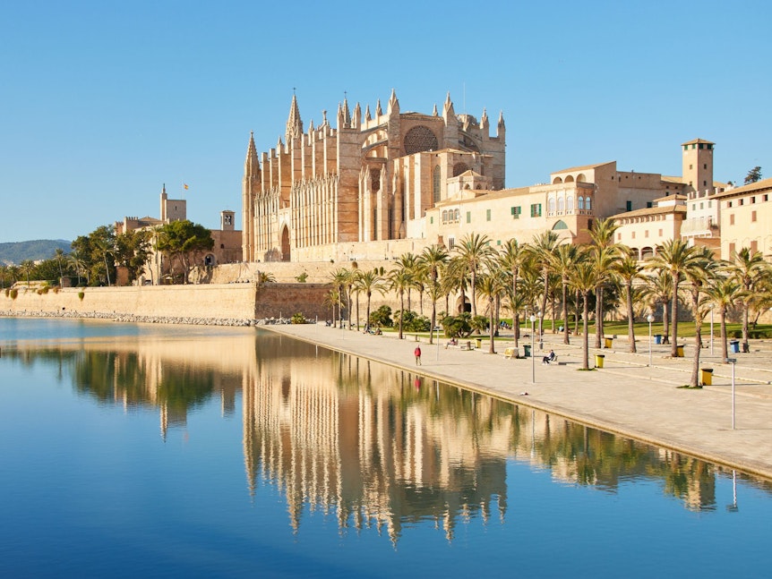 Eine der schönsten Sehenswürdigkeiten auf Mallorca ist die Kathedrale Santa Maria in Palma de Mallorca.