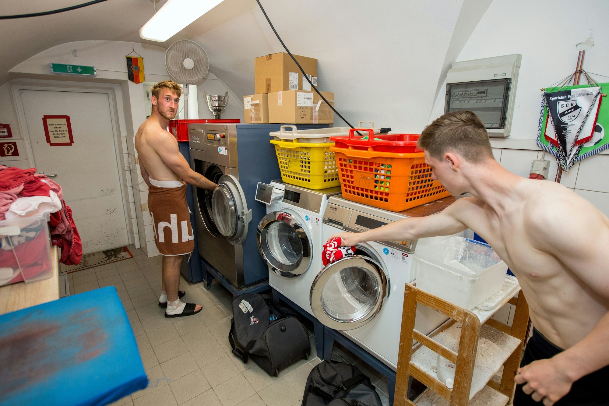 Zwei Spieler des 1. FC Köln in der Waschküche des NLZ
