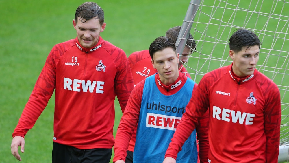 Sava Cestic im verregneten Training des 1. FC Köln neben Noah Katterbach und Luca Kilian