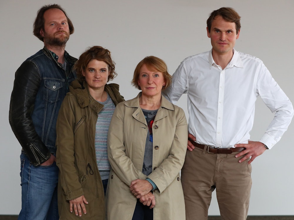 Die Schauspieler Andreas Leopold Schadt (l-r), Eli Wasserscheid, Dagmar Manzel und Fabian Hinrichs stehen während eines Fototermins am Rande der Dreharbeiten des Franken-«Tatorts» nebeneinander.