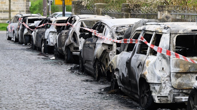 Vor dem G7-Gipfel sind sieben Mannschaftswagen der Polizei völlig ausgebrannt. Das Symbolfoto zeigt ausgebrannte Autos in Hannover am 15. April 2022.