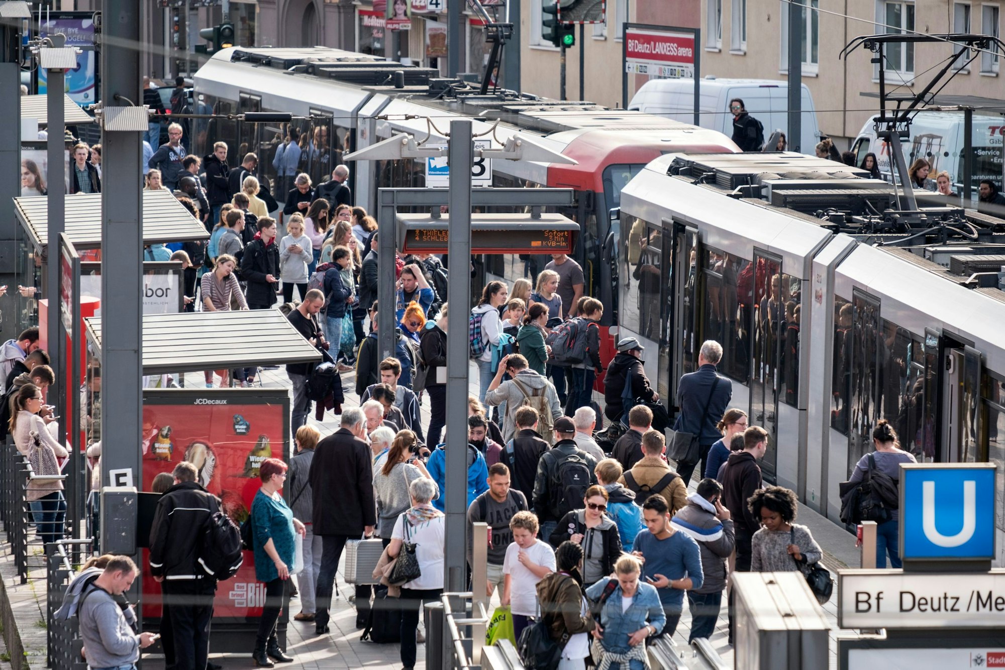 Es sind deutlich weniger Menschen mit Bus und Bahn unterwegs sind als vor der Pandemie.