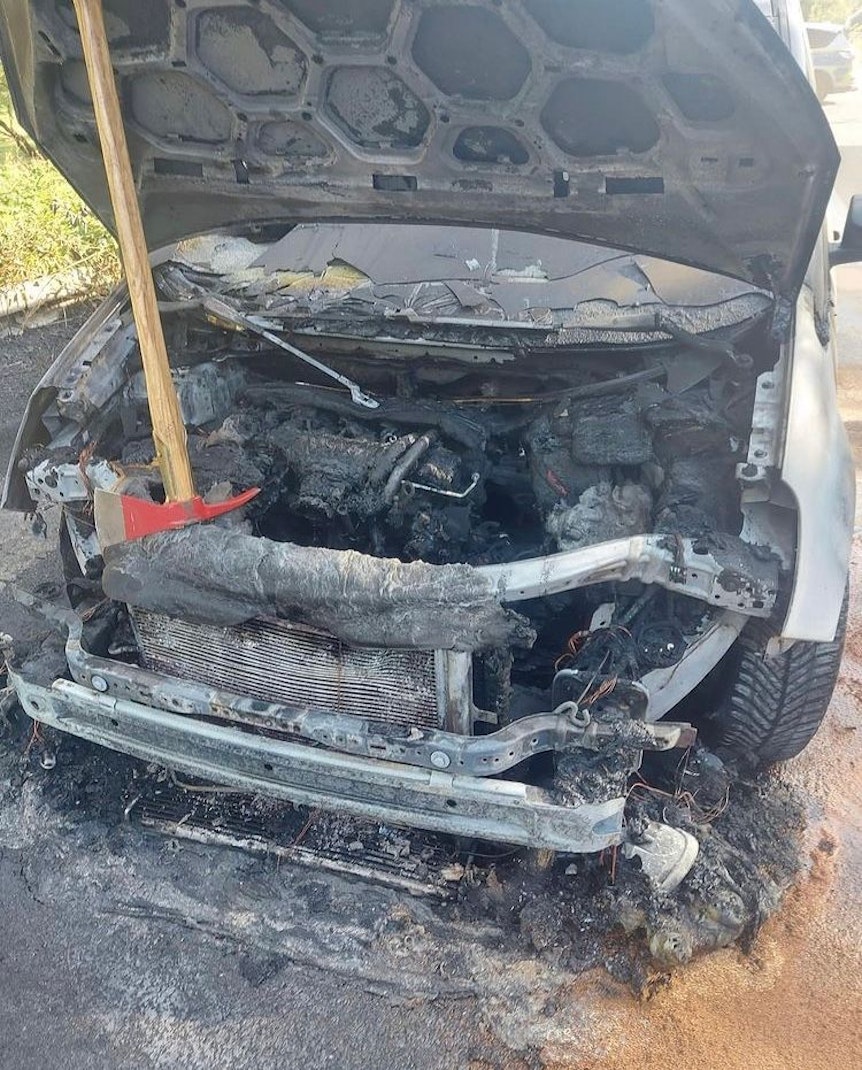 Das Foto zeigt das ausgebrannte Fahrzeug am Mittwochabend (22. Juni 2022). Der Brand wurde von der Feuerwehr gelöscht.