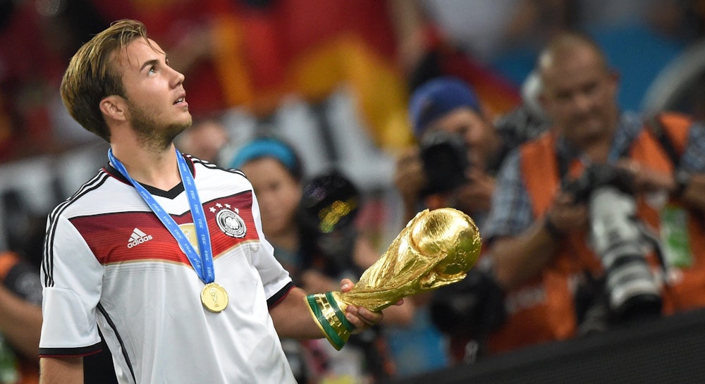 Mario Götze hält nach dem Finale 2014 den WM-Pokal in der Hand