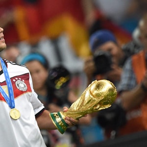 Mario Götze hält nach dem Finale 2014 den WM-Pokal in der Hand