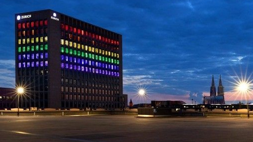 Das Gebäude der Zurich Versicherung in Regenbogenfarben.