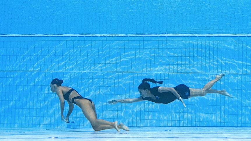 Trainerin Andrea Fuentes taucht zu Schwimmerin Anita Alvarez, die nach ihrem Wettkampf bei der Schwimm-WM in Budapest am 22. Juni 2022 bewusstlos am Boden des Beckens treibt.