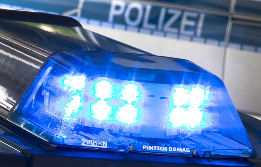 SYMBOLFOTO - Ein Blaulicht leuchtet am auf dem Dach eines Polizeiwagens. (zu dpa «Mann mutmaßlich durch Schreckschusspistole verletzt - Paar flüchtet») +++ dpa-Bildfunk +++