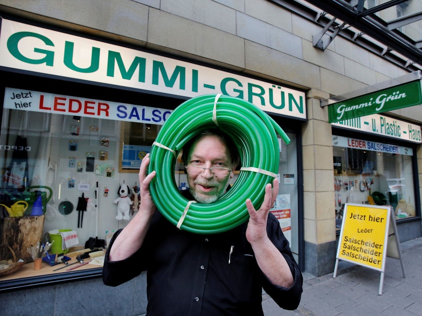 Gummi-Grün-Innhaber Gerhard Zilles 2013 vor seinem Geschäft in der Richmodstraße. Nun schließt das Traditionsgeschäft.