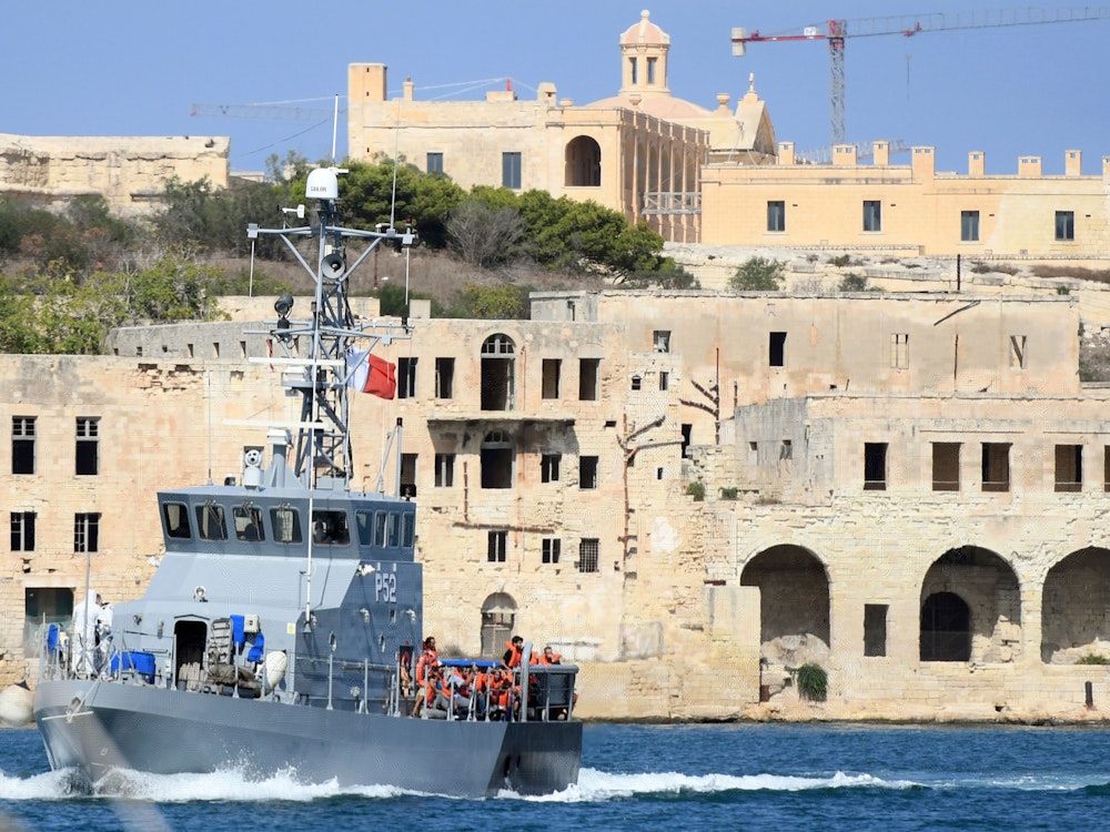 Das Foto, aufgenommen am 30.09.2018, zeigt ein Schiff der maltesischen Marine, das 58 Migrantinnen und Migranten in den Hafen von Valletta bringt.