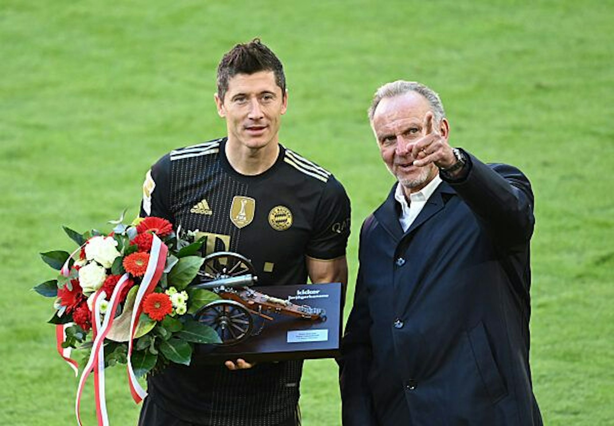 Lewandowski steht gemeinsam mit Karl-Heinz Rummenigge für ein Foto nach der Ehrung zum Torschützenkönig bereit.