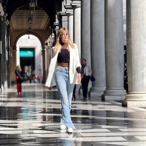 Das Model Nina Ensmann spaziert für ein Foto durch Mailand.