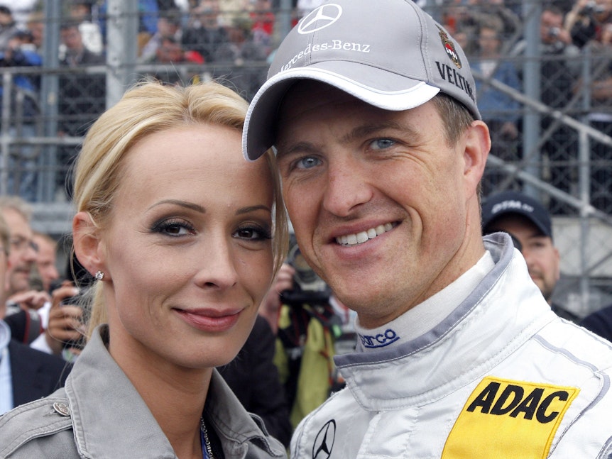Rennfahrer Ralf Schumacher steht am 18.05.2008 in Klettwitz (Brandenburg) auf dem EuroSpeedway Lausitz neben seiner Frau Cora.