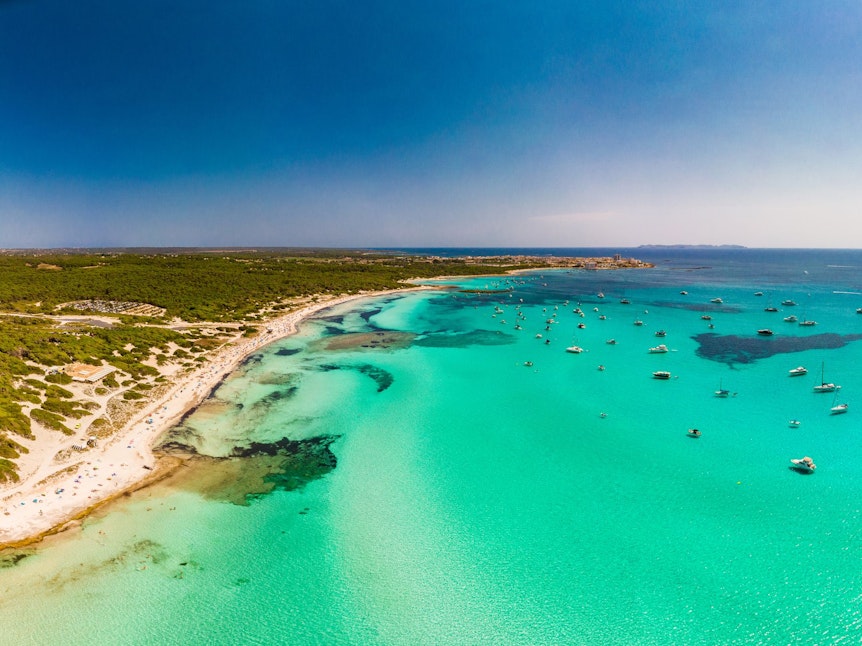 Im Süden von Mallorca liegt der Traumstrand Playa Es Trenc.