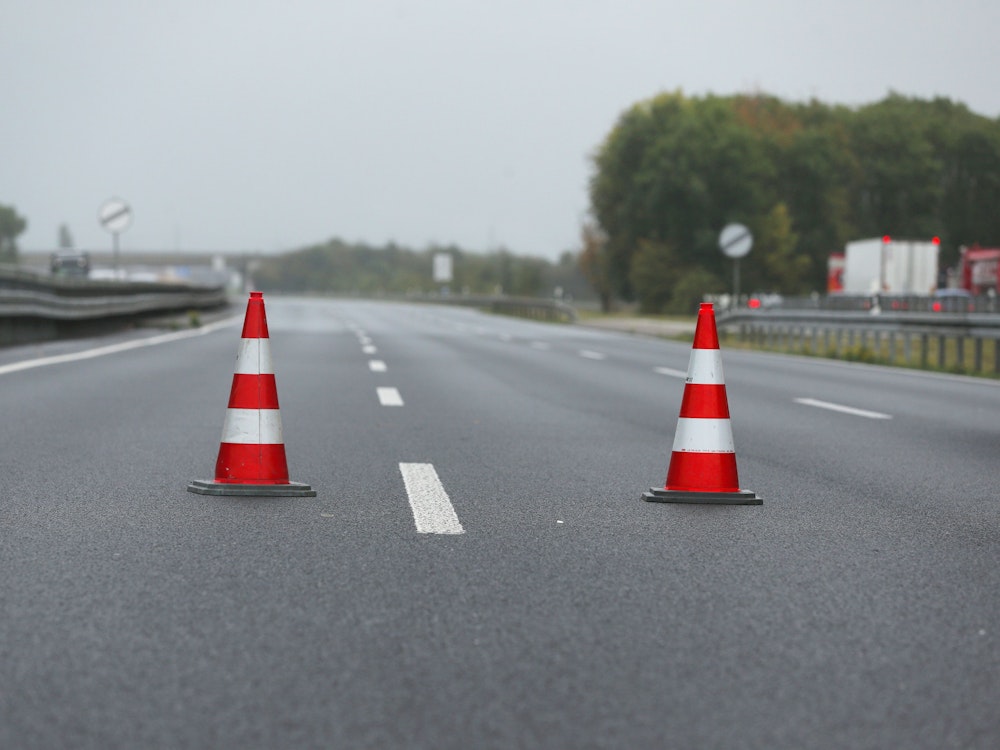 Zwei Verkehrshütchen stehen mitten auf der gesperrte Autobahn A57 bei Dormagen.