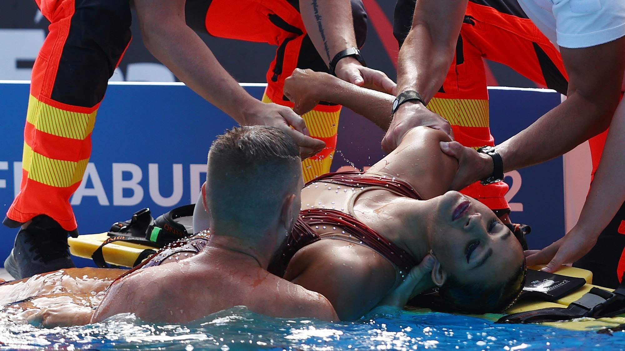 Anita Alvarez wird bei der Schwimm-WM nach der Rettung von Sanitätern aus dem Wasser gezogen und am Beckenrand erstversorgt.