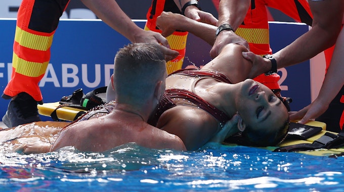 Anita Alvarez wird bei der Schwimm-WM nach der Rettung von Sanitätern aus dem Wasser gezogen und am Beckenrand erstversorgt.