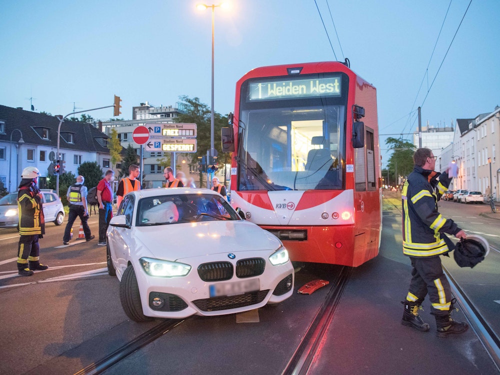Eine Straßenbahn steht am 22. Juni 2022 nach einem Unfall an einem Auto.
