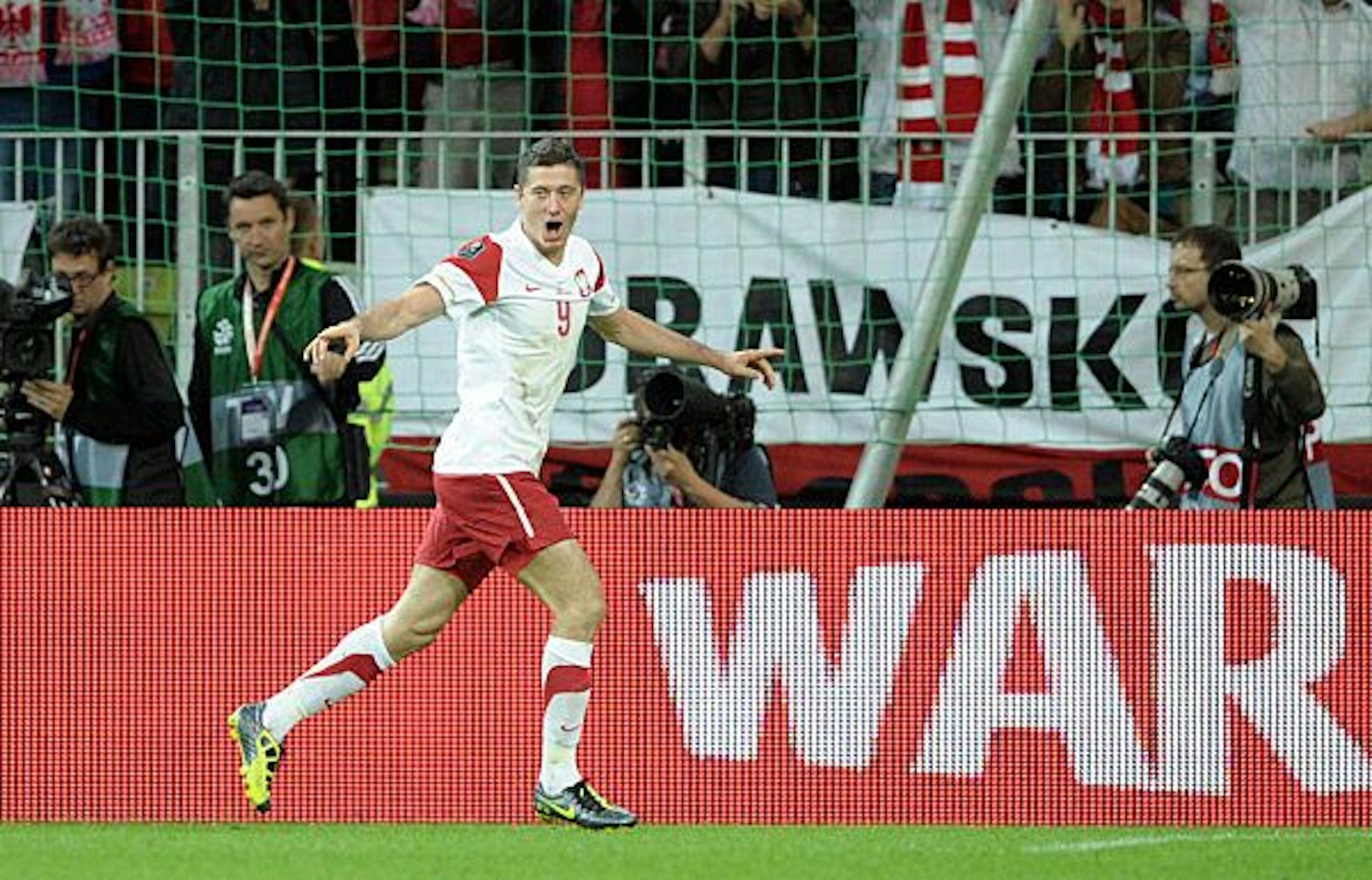 Robert Lewandowski jubelt mit ausgestreckten Armen über seinen Treffer gegen Deutschland.
