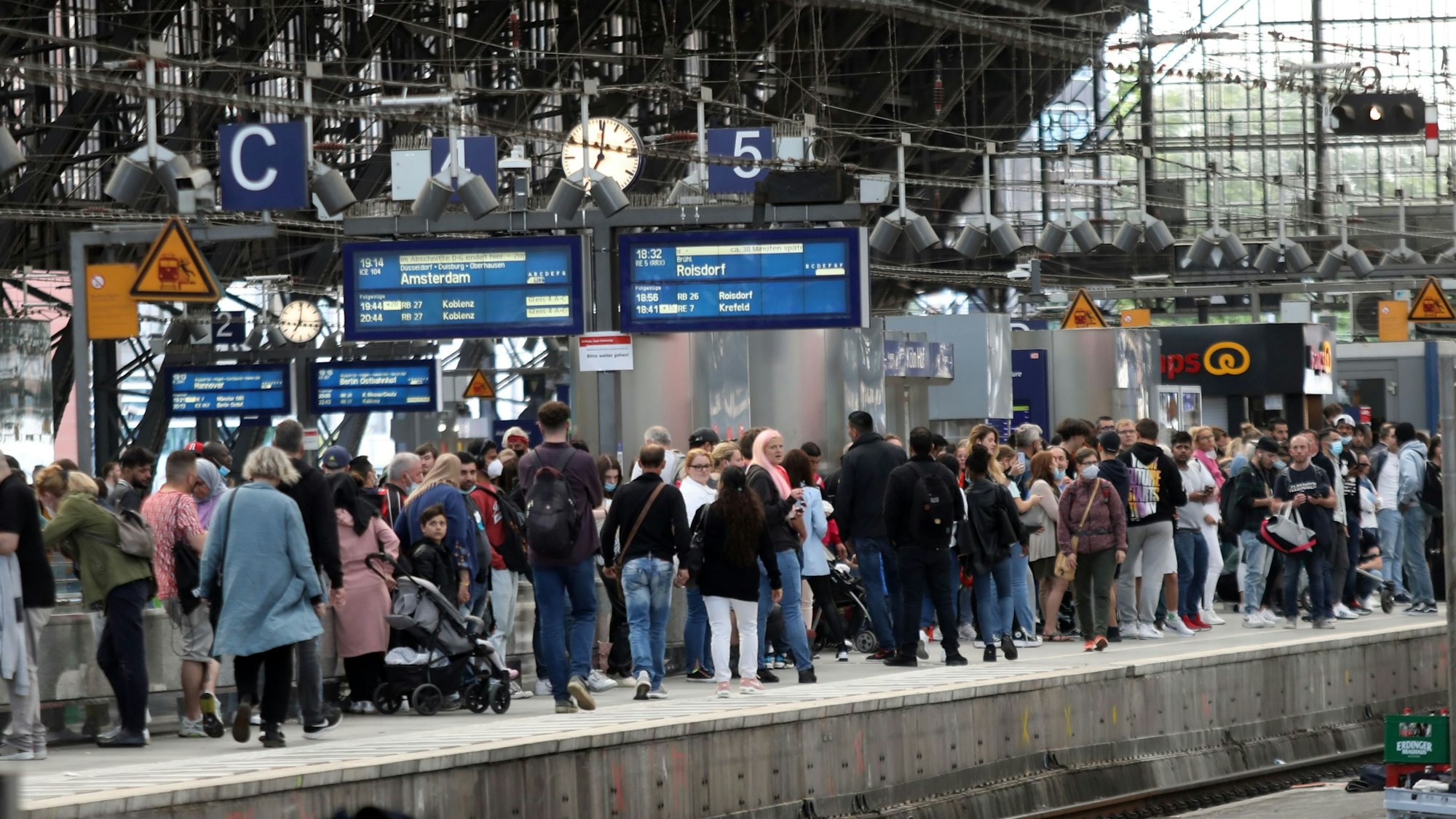 Reisende warten am überfüllen Gleis 5 am Kölner Hauptbahnhof.