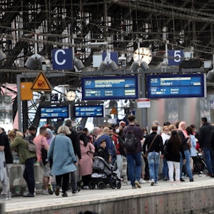 Reisende warten am überfüllen Gleis 5 am Kölner Hauptbahnhof.