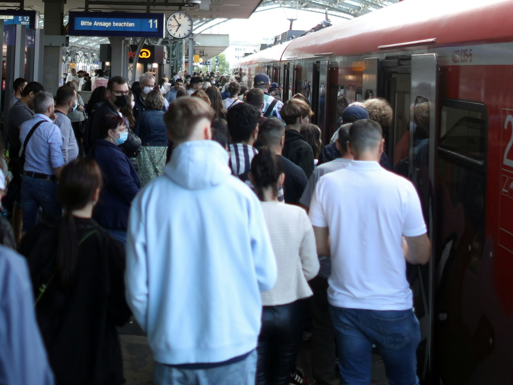 Völlig überfüllt: Das Gleis 11 am Kölner Hauptbahnhof am 6. Juni 2022. Können da überhaupt noch Kontrollen durchgeführt werden? 
