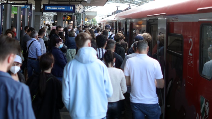 Völlig überfüllt: Das Gleis 11 am Kölner Hauptbahnhof am 6. Juni 2022. Können da überhaupt noch Kontrollen durchgeführt werden?