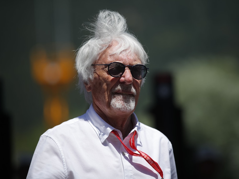 Bernie Ecclestone mit Sonnenbrille im Fahrerlager.