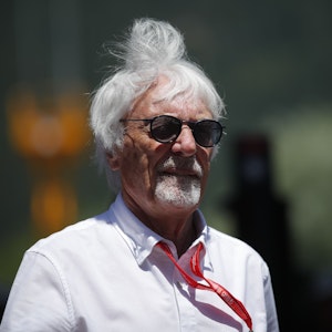 Bernie Ecclestone mit Sonnenbrille im Fahrerlager.