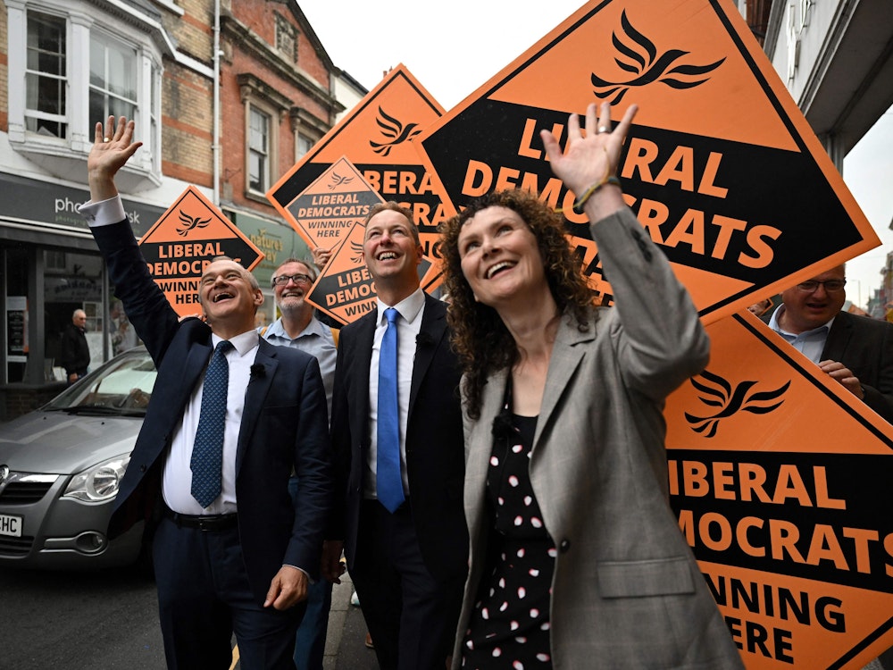 Freitag, 24. Juni 2022: Großbritanniens Parteivorsitzender der Liberaldemokraten, Ed Davey (links), der neu gewählte Abgeordnete Richard Foord (Mitte) und die Chefpeitsche der Partei, Wendy Chamberlain, winken den Anhängerinnen und Anhängern in Tiverton zu, während sie den historischen Sieg der Partei bei den Nachwahlen im Juni feiern.