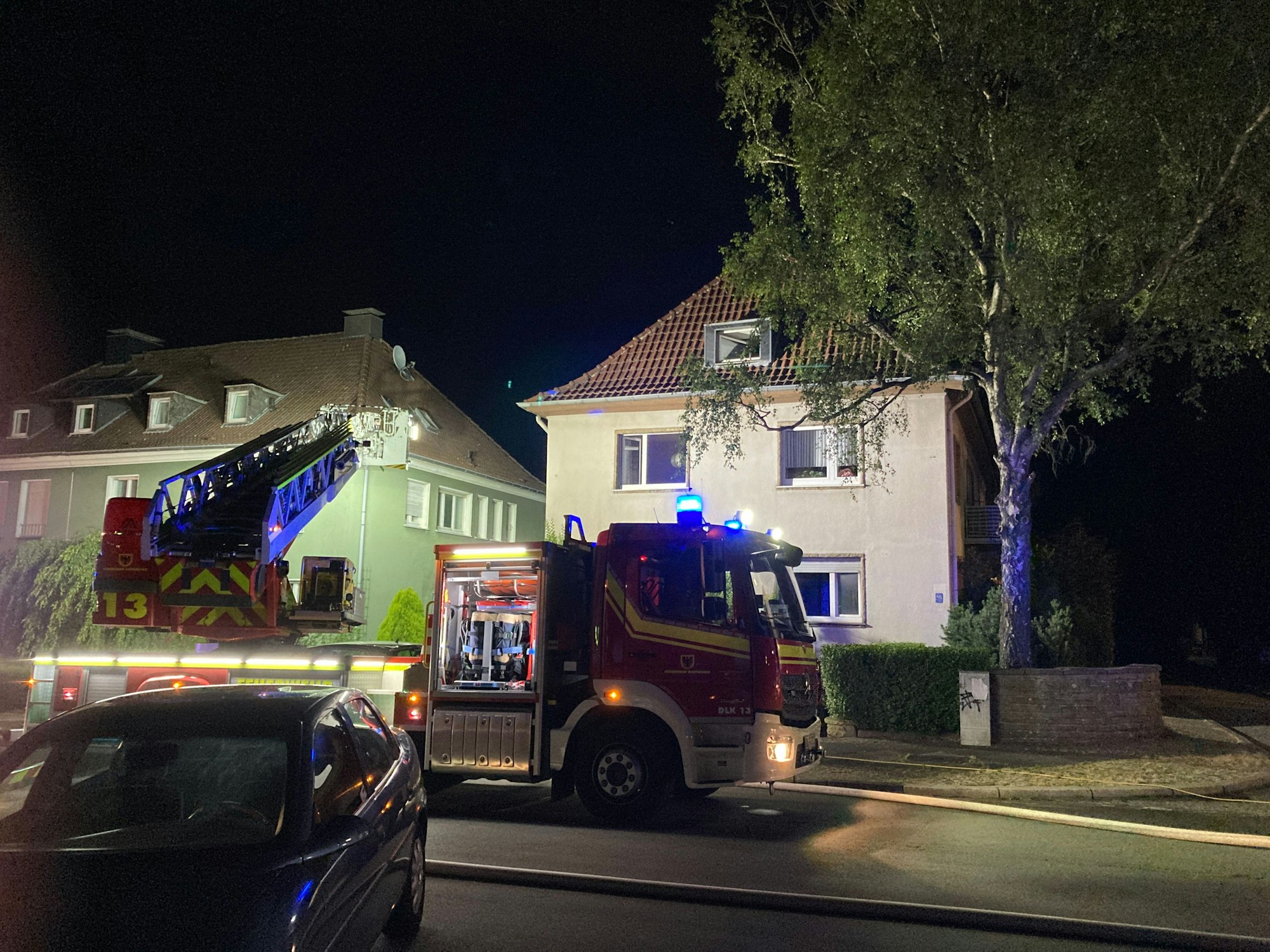 Feuerwehr-Wagen vor einem Wohnhaus in Dortmund. Hier ist ein Mann bei einem Brand gestorben.