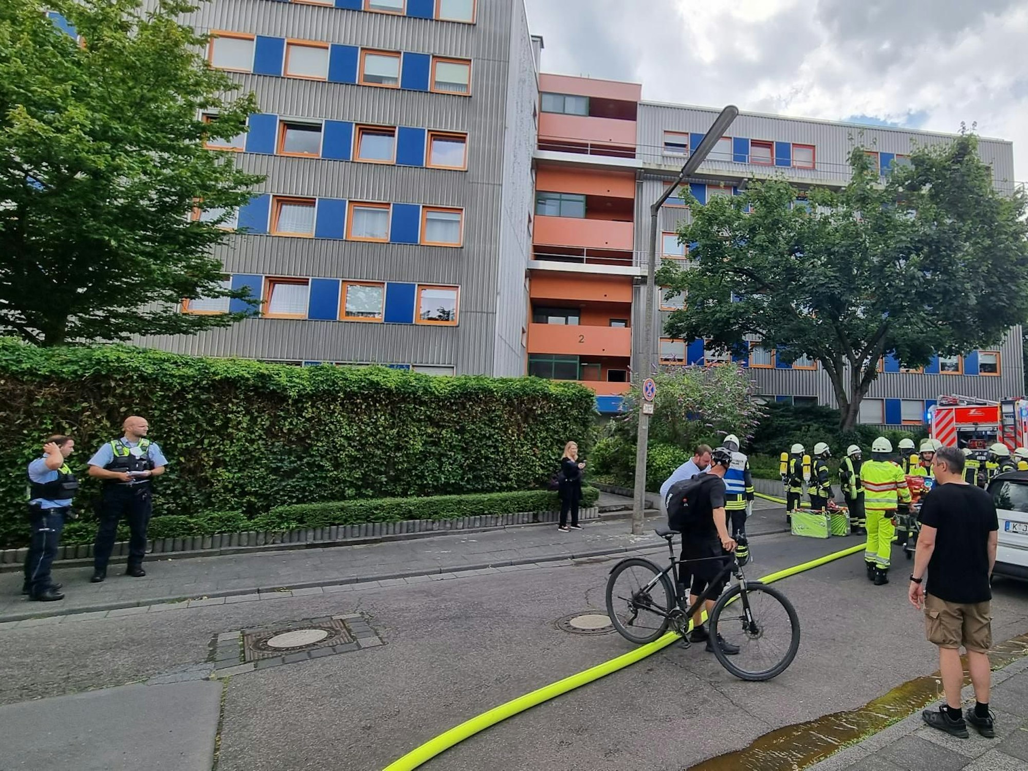 Feuerwehreinsatz in Köln-Lövenich bei einem Wohnungsbrand.