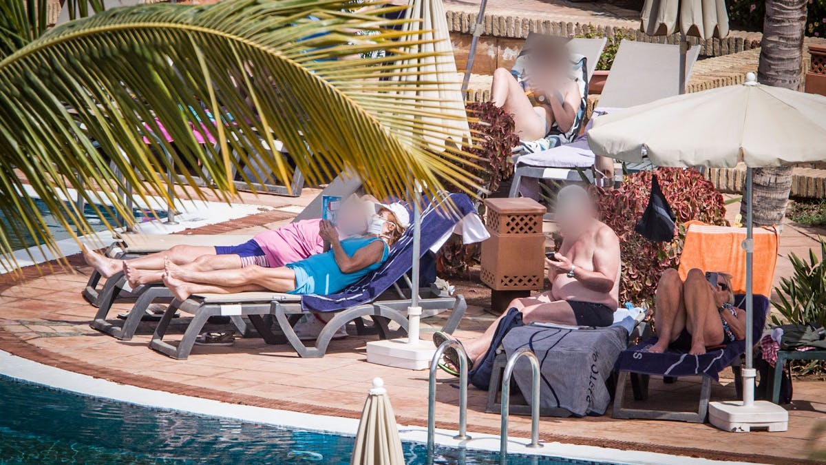 Hotelgäste sonnen sich am Pool. Das wegen Coronavirus-Fällen unter Quarantäne gestellte Hotel auf Teneriffa ist weiterhin durch die Polizei abgeriegelt.&nbsp;