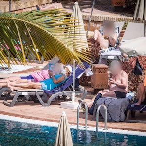 Hotelgäste sonnen sich am Pool. Das wegen Coronavirus-Fällen unter Quarantäne gestellte Hotel auf Teneriffa ist weiterhin durch die Polizei abgeriegelt.