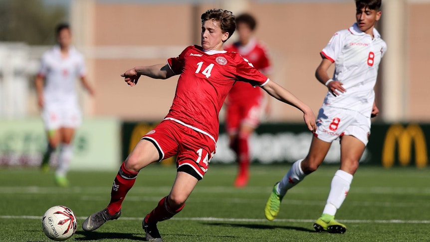 Oscar Fraulo (l.) während der Partie zwischen Dänemarks U16 gegen die U16 Auswahl von Malta.