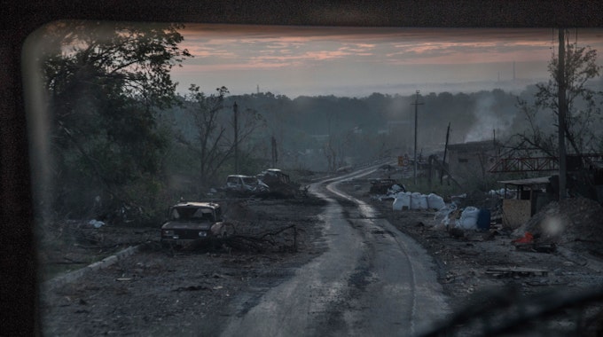Foto aus der Stadt Sjewjerodonezk am 8. Juni 2022 mit ausgebrannten Autowracks