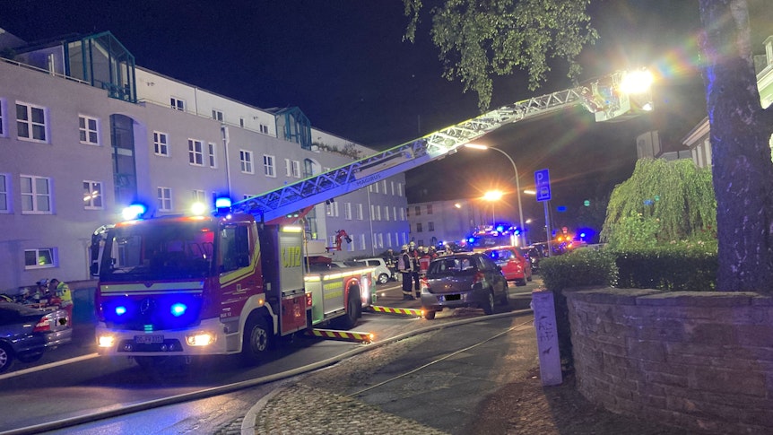 Feuerwehr-Auto steht mit ausgefahrener Drehleiter vor einem Haus in Dortmund.