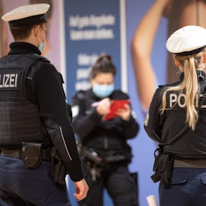Mitarbeiter von Ordnungsamt, DB-Security und Beamte der Bundespolizei sind vor Ort in einem Hauptbahnhof.