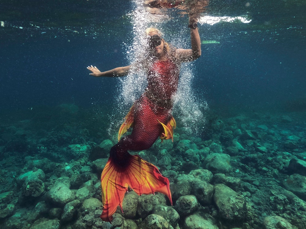 Donnerstag, 23. Juni 2022: Königin Pangke Tabora schwimmt in ihrem Meerjungfrauenkostüm, während sie einen Meerjungfrauenkurs vor dem Ocean Camp in Mabini (Philippinen) leitet.