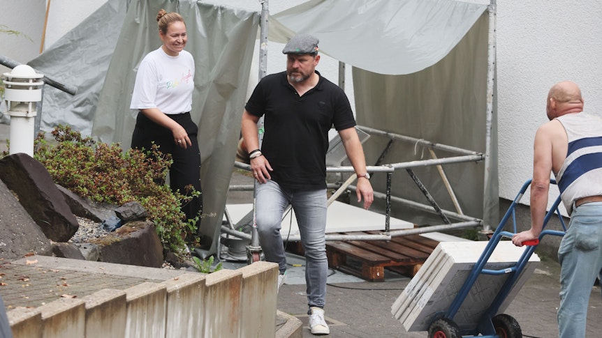 Vorbereitungs-Start auf der Baustelle: Während Steffen Baumgart (hier am 24. Juni 2022) und sein Team loslegen, laufen im Geißbockheim noch die Renovierungsarbeiten.
