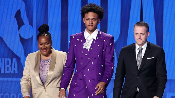 Paolo Banchero beim NBA-Draft 2022 geht mit seiner Familie über die Bühne.
