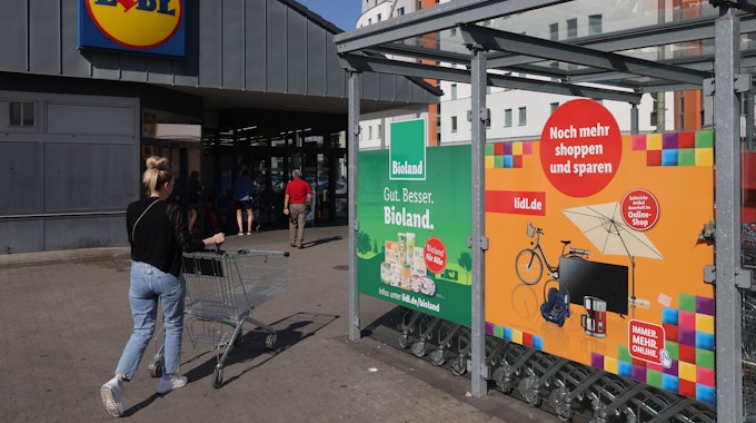 Die Verkaufsaktion einer Lidl-Filiale in Bremen ist völlig eskaliert, am Ende musste die Polizei anrücken. Unser Symbolbild zeigt eine Lidl-Filiale in Berlin Mitte Juni.