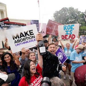 Eine Feier vor dem Obersten Gerichtshof am Freitag, 24. Juni 2022, in Washington. Der Oberste Gerichtshof hat den seit fast 50 Jahren bestehenden verfassungsmäßigen Schutz der Abtreibung beendet.