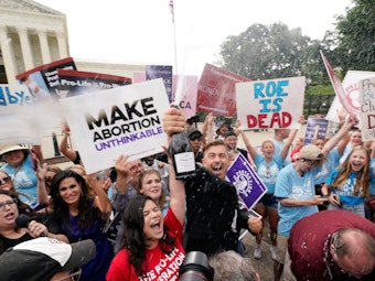 Eine Feier vor dem Obersten Gerichtshof am Freitag, 24. Juni 2022, in Washington. Der Oberste Gerichtshof hat den seit fast 50 Jahren bestehenden verfassungsmäßigen Schutz der Abtreibung beendet.