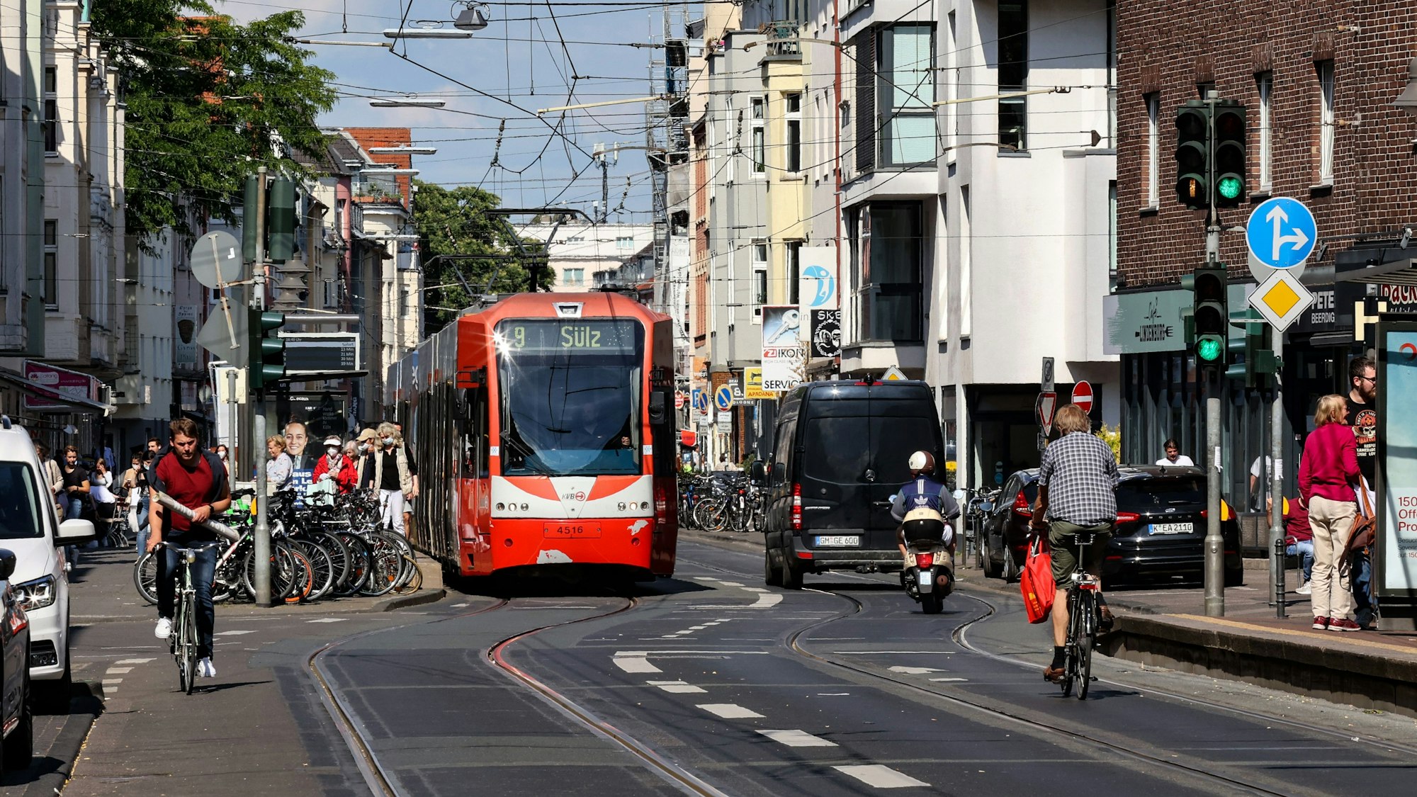 KVB-Bahn der Linie 9 fährt über die Zülpicher Straße durch Köln.