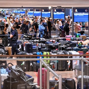 Hunderte Koffer, Taschen und Kinderwagen stapeln sich am 23. Juni in der Gepäckausgabe des Airports in Hamburg und finden erst nach Tagen ihre Besitzer. Die Flughäfen in ganz Deutschland ächzen unter den hohen Passagierzahlen, ein Pilot aus Hannover beschreibt nun, wie er das Chaos erlebt. dpa