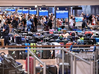 Hunderte Koffer, Taschen und Kinderwagen stapeln sich am 23. Juni in der Gepäckausgabe des Airports in Hamburg und finden erst nach Tagen ihre Besitzer. Die Flughäfen in ganz Deutschland ächzen unter den hohen Passagierzahlen, ein Pilot aus Hannover beschreibt nun, wie er das Chaos erlebt.dpa
