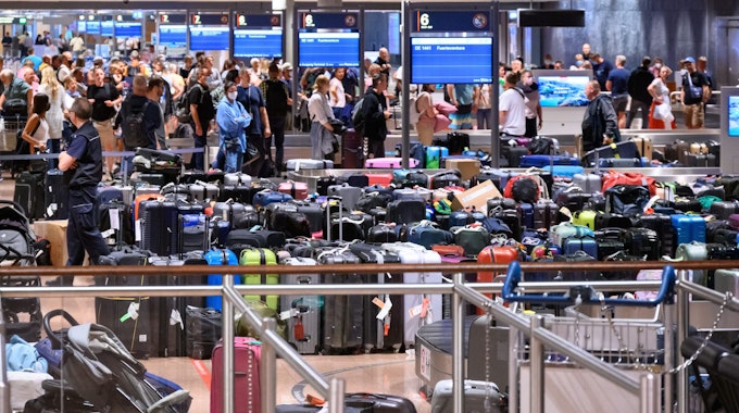 Hunderte Koffer, Taschen und Kinderwagen stapeln sich am 23. Juni in der Gepäckausgabe des Airports in Hamburg und finden erst nach Tagen ihre Besitzer. Die Flughäfen in ganz Deutschland ächzen unter den hohen Passagierzahlen, ein Pilot aus Hannover beschreibt nun, wie er das Chaos erlebt. dpa